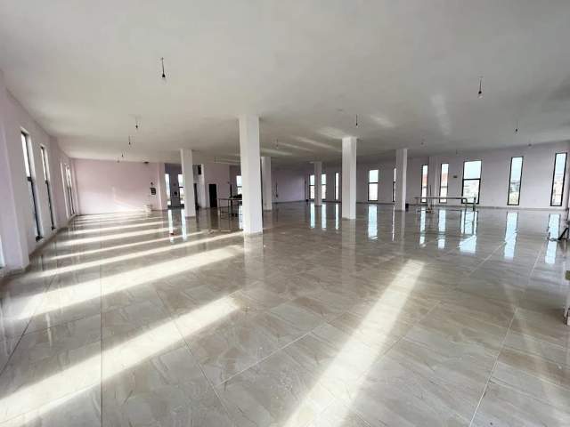 Tirane, jepet me qera ambjent biznesi Kati 1, 1.500 m² 2.500 Euro (Prane Megatek)