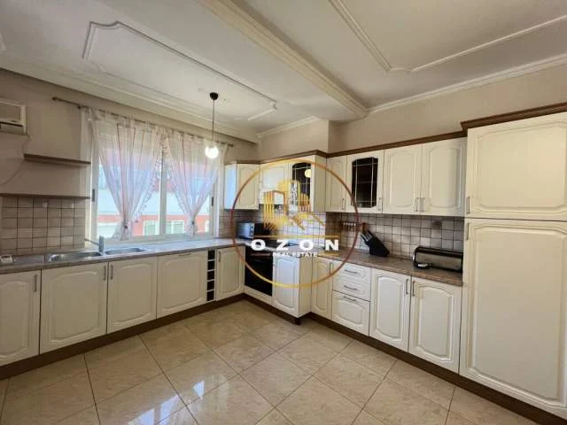 Tirane, jepet me qera apartament 3+1 Kati 6, 150 m² 1.000 Euro (Bllok)