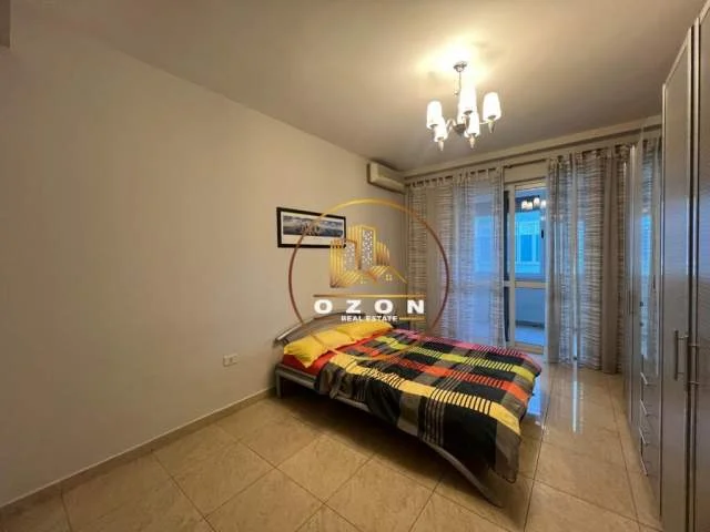 Tirane, jepet me qera apartament 3+1 Kati 6, 150 m² 1.000 Euro (Bllok)