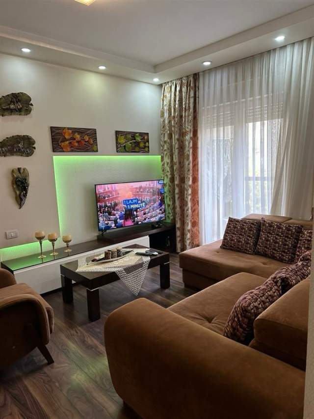 Tirane, jepet me qera apartament 3+1+BLK Kati 2, 90 m² 800 Euro (Kompleksi Kontakt)