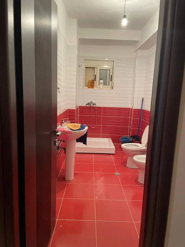 Tirane, jepet me qera apartament Kati 3, 135 m² 600 Euro (Rr Tom Plezha)