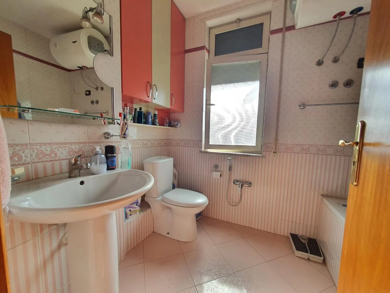 Tirane,Jepet apartament 2+1+2 me Qira (Stadiumi Arena)