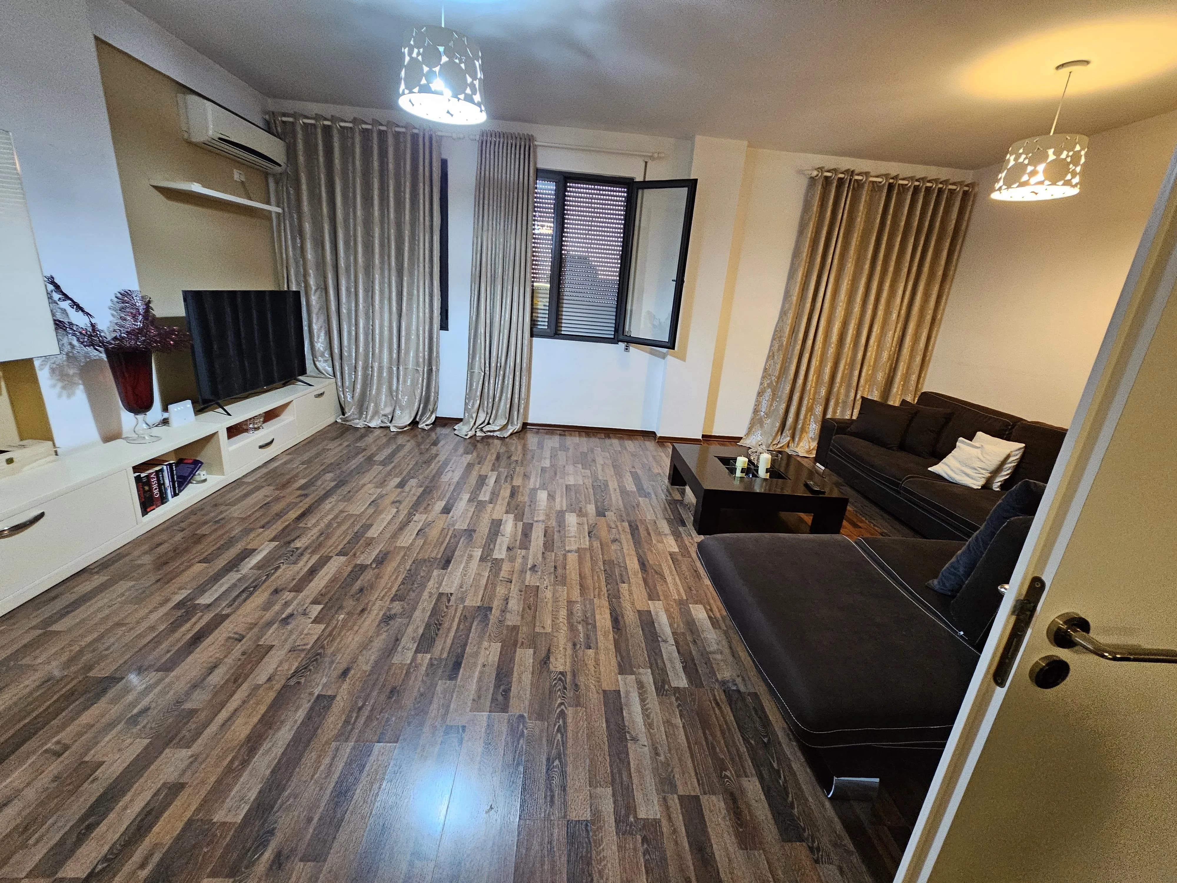SHITET APARTAMENT 2+1 + POST PARKIMI PRANË STADIUMIT DINAMO.