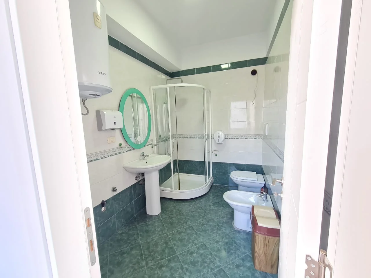 Tirane, Ambient biznesi #meQira (Prane me Ciocolatini ne Bllok)