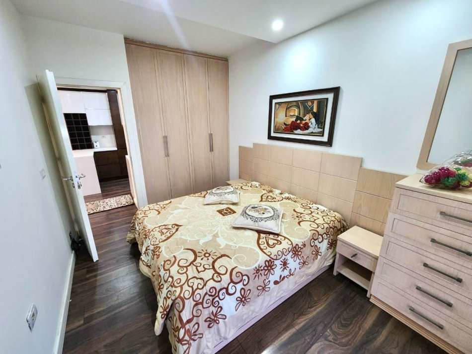 Me Qera: 3+1+Garazh me 1 Post Parkimi ( 21 Dhjetor - Kontakt ) Investuar & Arreduar me Arkitekt: PARKET & Kondicioner