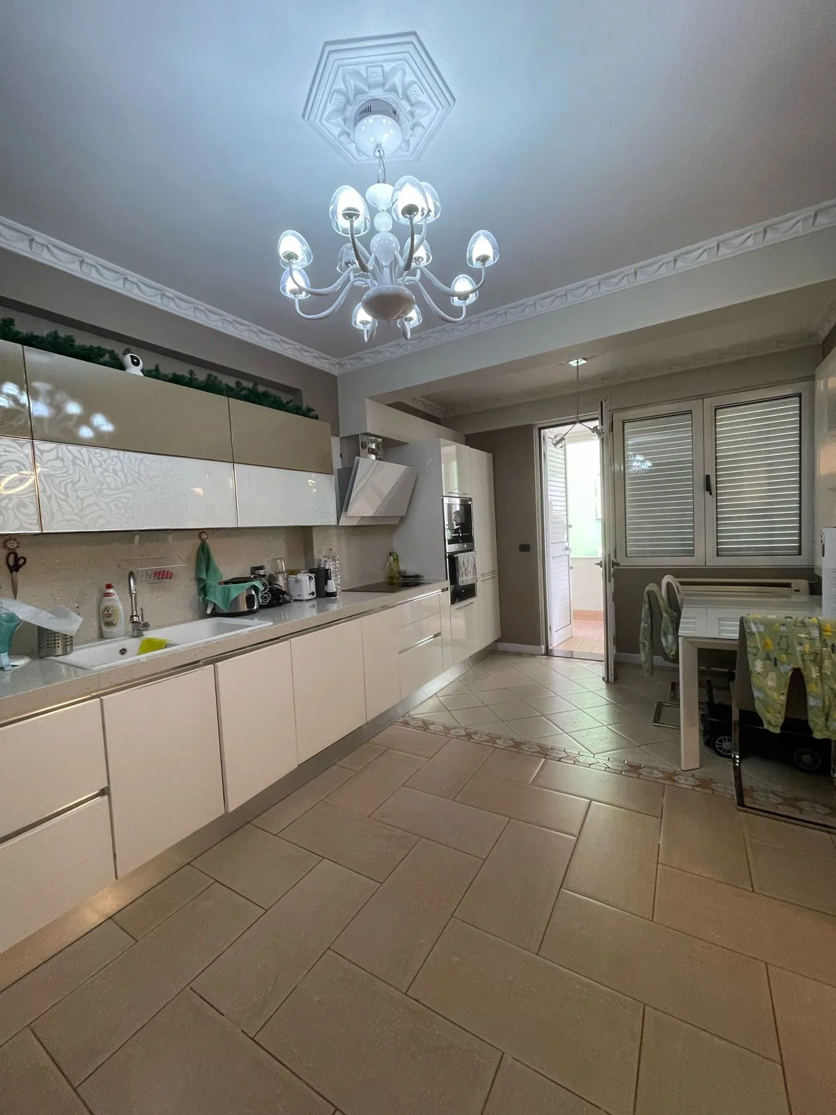 Shitet, Duplex, Blloku, Tiranë. 400000 Euro