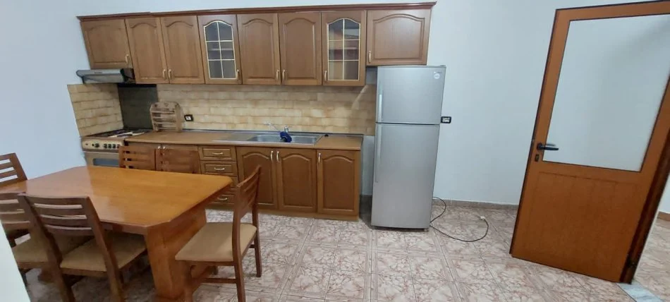Tirane, jepet me qera apartament 1+1+Ballkon Kati 3, 117 m² 300 € (Don bosko)