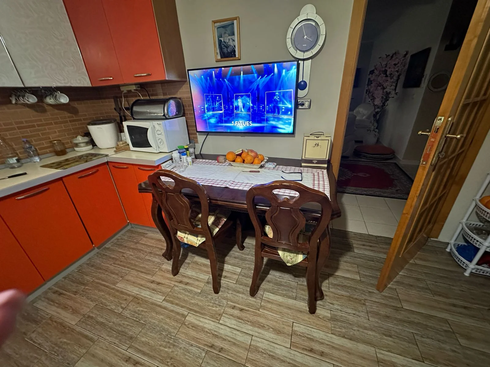 tavoline me 6 karrike