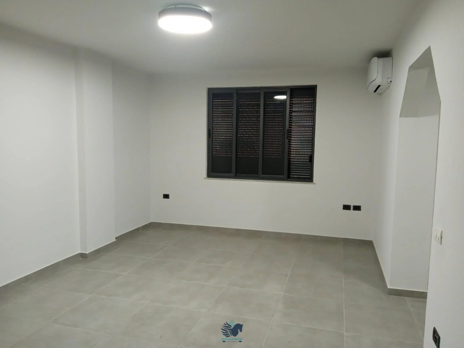 Jepet Me Qera Apartament/Zyre 3+1 Tek Stacioni i Trenit [ID PZ43]