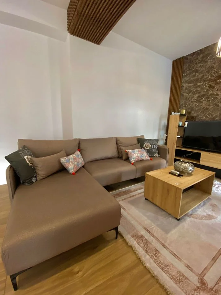 Shitet apartament 2+1