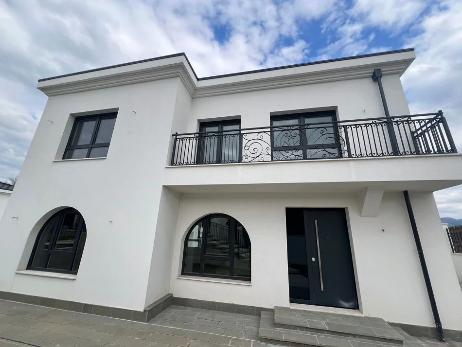 SHITET VILË 3-KATËSHE, MJULL-BATHORE, TIRANË, 450,000 EUR