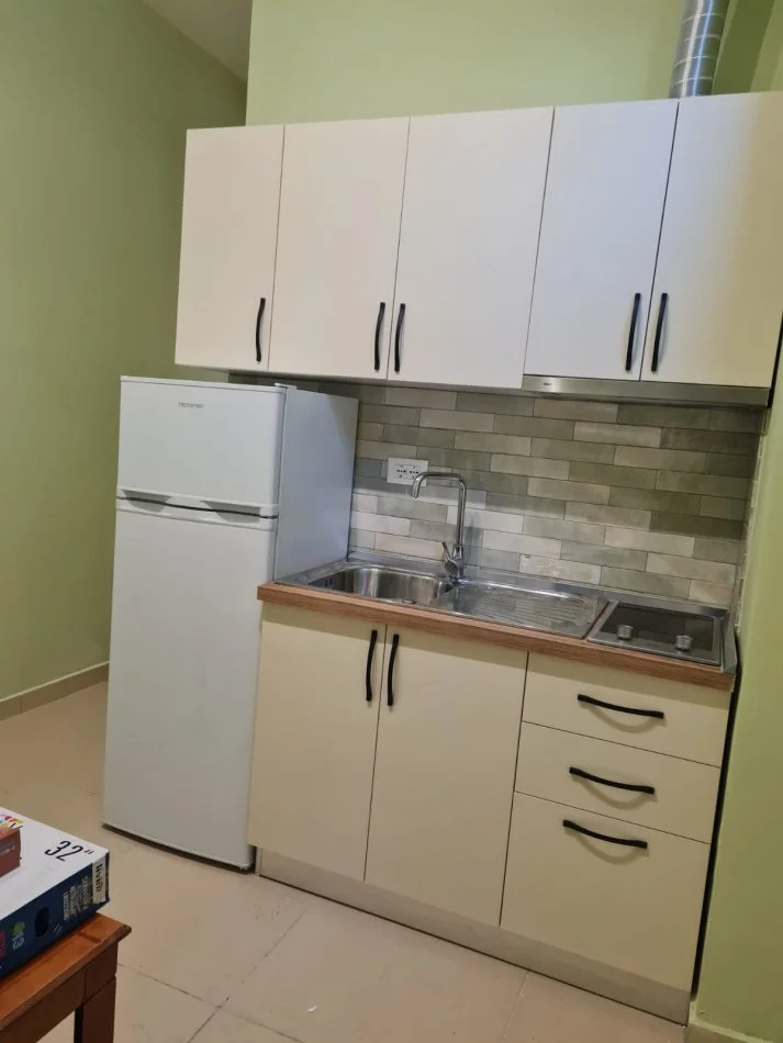 Qera, Apartament Studio, Pranë Spitalit Amerikan 2