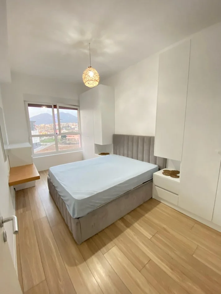 Shitet apartament 2+1+post parkimi