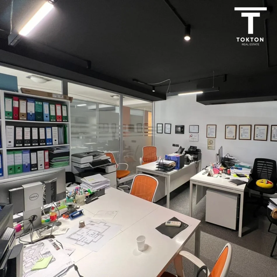 TIRANË, JEPET ME QIRA AMBJENT ZYRE, 900 EUR/MUAJ, PAZARI I RI