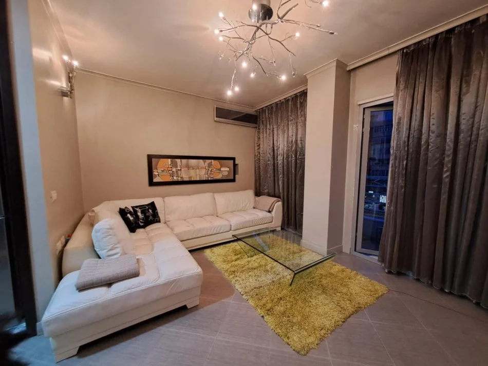 Jepet me qera apartament 2+1 tek Komuna e Parisit !