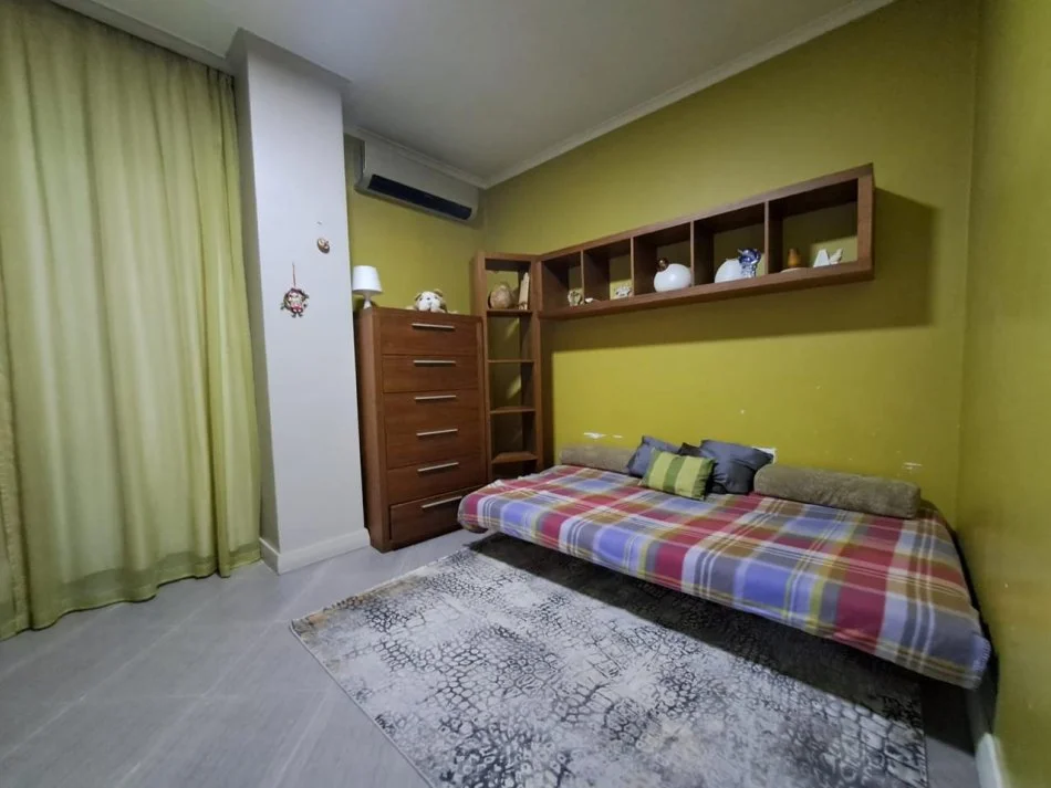 Jepet me qera apartament 2+1 tek Komuna e Parisit !
