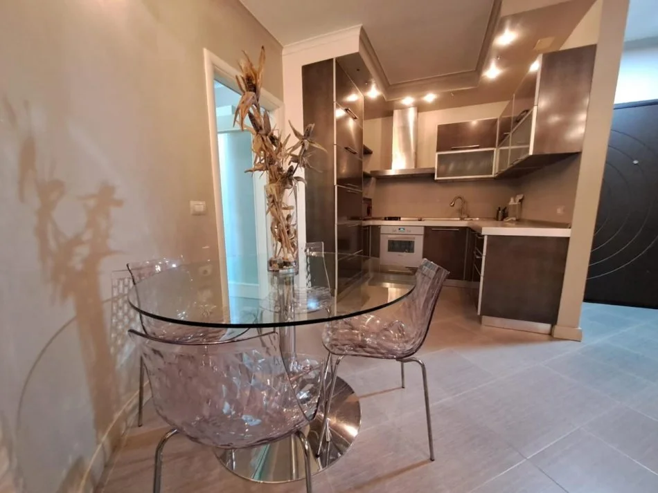 Jepet apartament me qera Komuna e Parisit !