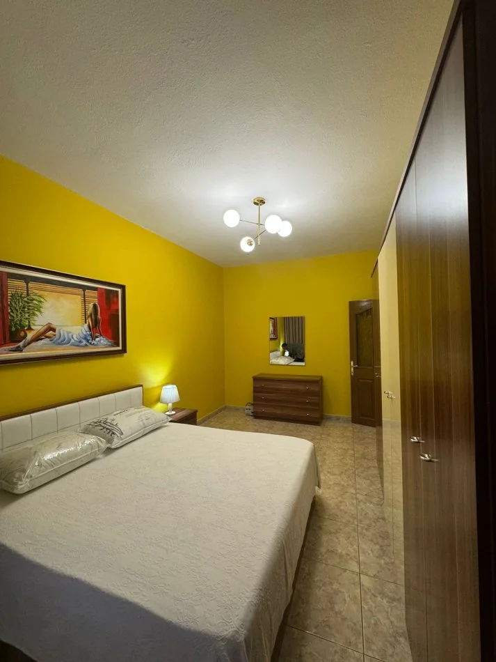 Jepet Shtepi  me qera,    ne Pallat i Ri 1+1   ID   11837