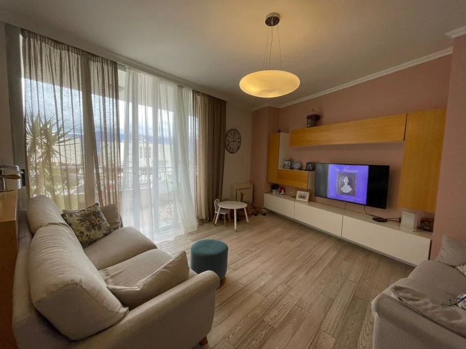 Shitet Apartament 3+1+2 tek Liqeni i Thate, Rruga "Peti"!