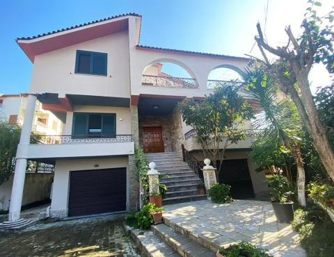 Shitet vile 3 kateshe prane vilave gjermane, Tirane
