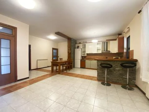 Shitet vile 3 kateshe prane vilave gjermane, Tirane