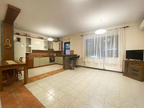 Shitet vile 3 kateshe prane vilave gjermane, Tirane