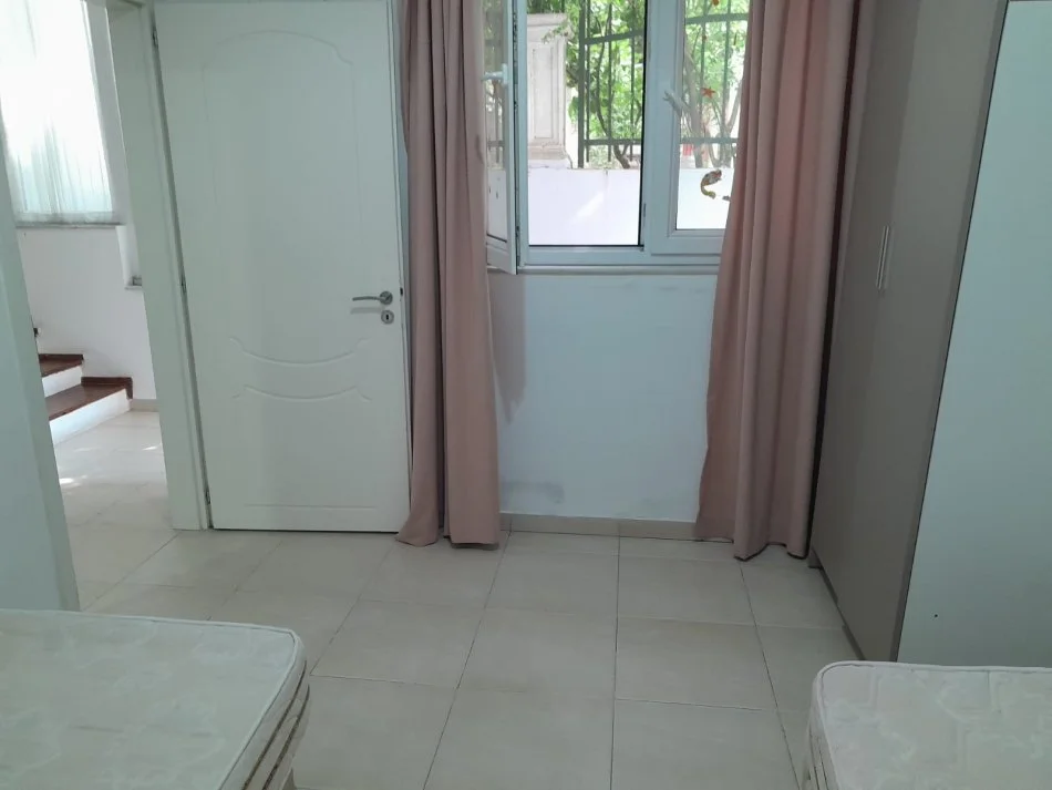 Tirane, Apartament me#Qira (Bill Klinton)