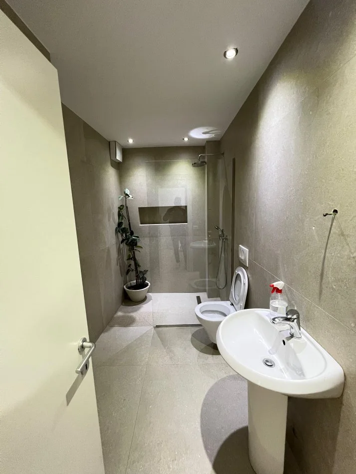 Shitet Apartamenti 2+1 - Në Rrugën Hoxha Tahsim