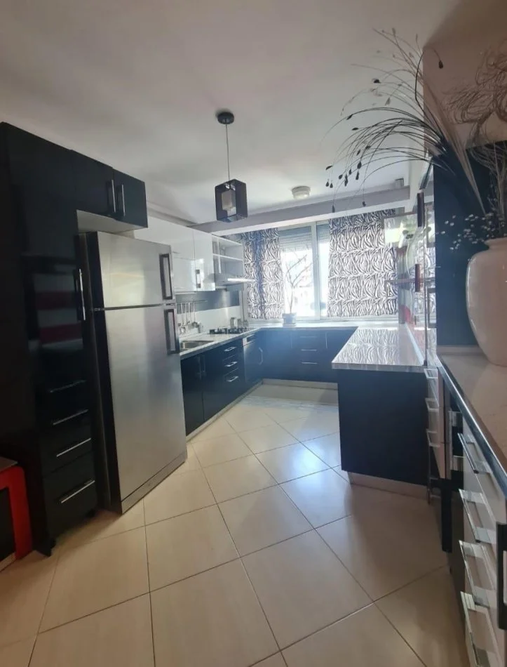 Jepet Shtepi  me qera, per  Banim ne Pallat i Ri 2+1    11881