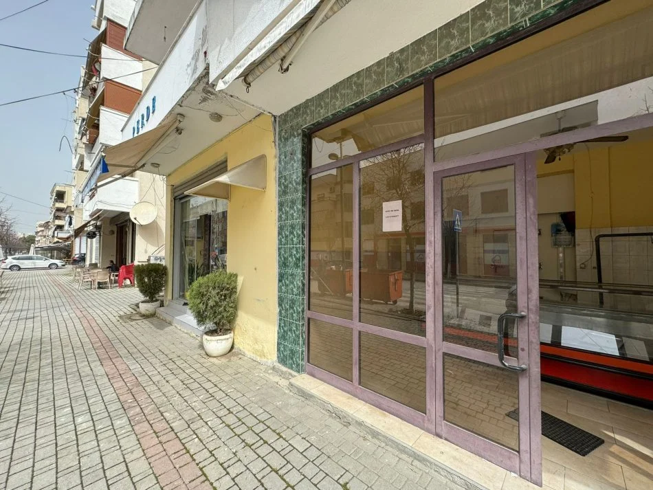 Kavaje, jepet me qera dyqan Kati 1, 38 m² 300 € (Shetitorja “Indrit Cara",Kavaje)