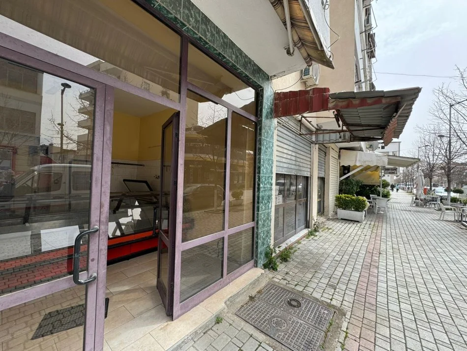 Kavaje, jepet me qera dyqan Kati 1, 38 m² 300 € (Shetitorja “Indrit Cara",Kavaje)