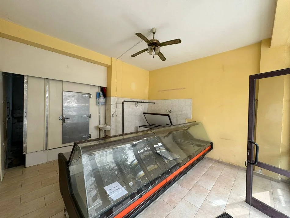 Kavaje, jepet me qera dyqan Kati 1, 38 m² 300 € (Shetitorja “Indrit Cara",Kavaje)