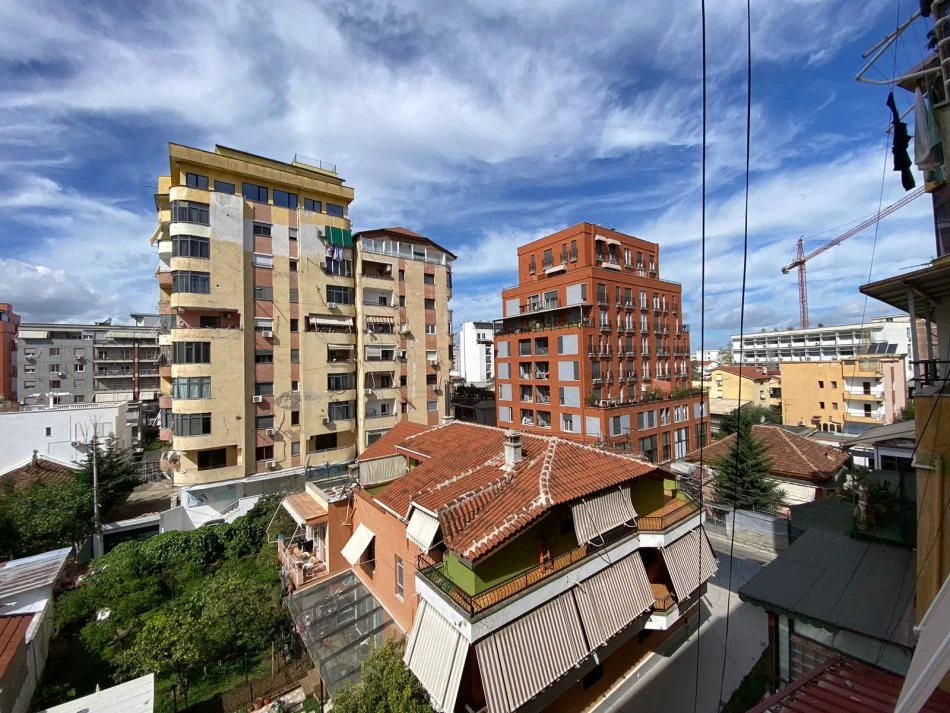 Tirane, jepet me qera apartament 2+1+Aneks+Ballkon, Kati 4, 94 m² 600 € (Rruga Muhamet Gjollesha)