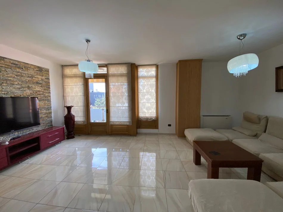 Tirane, jepet me qera apartament 2+1+Aneks+Ballkon, Kati 4, 94 m² 600 € (Rruga Muhamet Gjollesha)