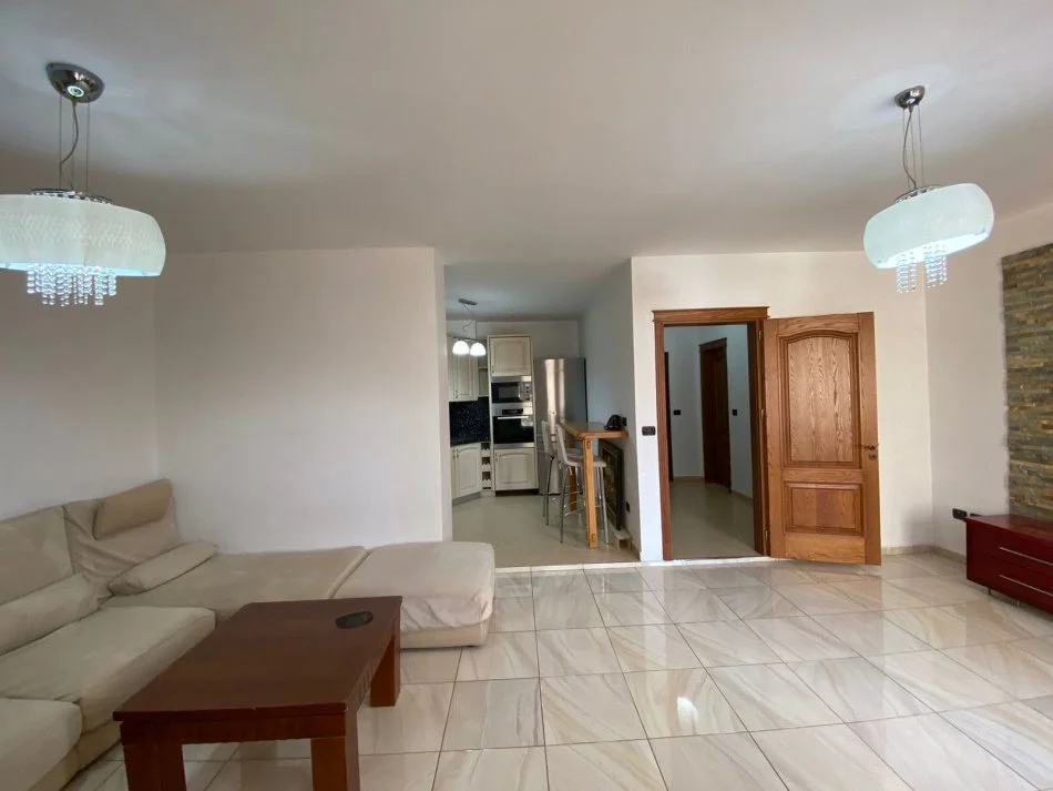 Tirane, jepet me qera apartament 2+1+Aneks+Ballkon, Kati 4, 94 m² 600 € (Rruga Muhamet Gjollesha)