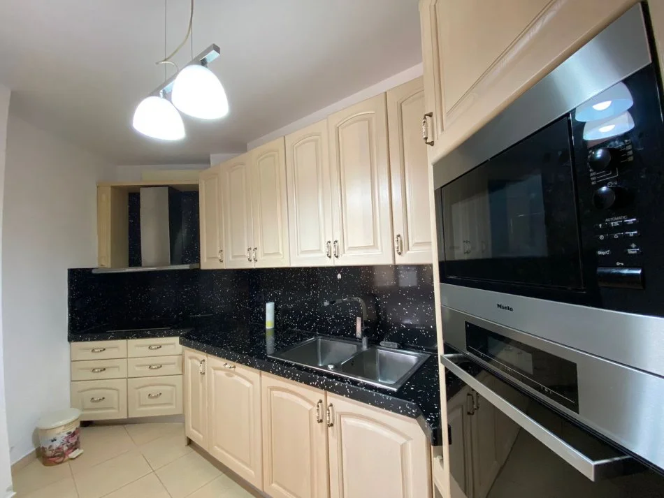 Tirane, jepet me qera apartament 2+1+Aneks+Ballkon, Kati 4, 94 m² 600 € (Rruga Muhamet Gjollesha)