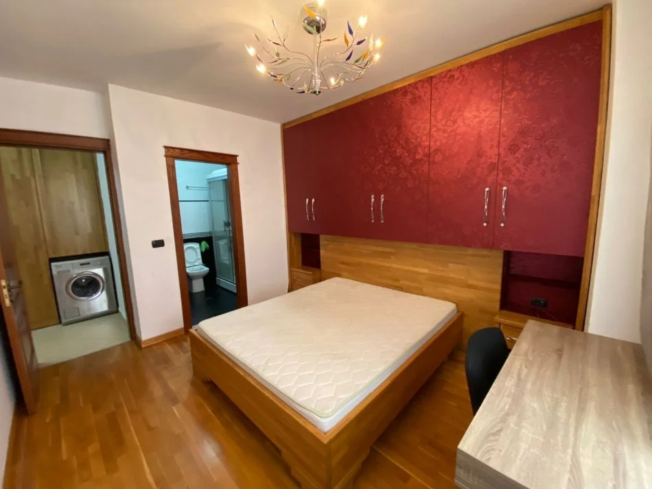 Tirane, jepet me qera apartament 2+1+Aneks+Ballkon, Kati 4, 94 m² 600 € (Rruga Muhamet Gjollesha)