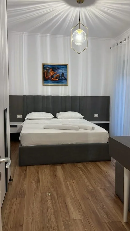 JEPET APARTAMENT ME QERA 2+1+2+POST PARKIMI TEK PAZARI I RI!