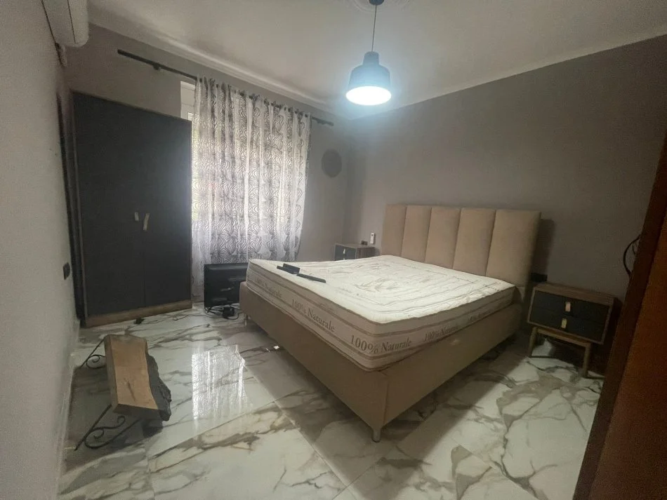 Shitet apartament 1+1 ne qender te Korces