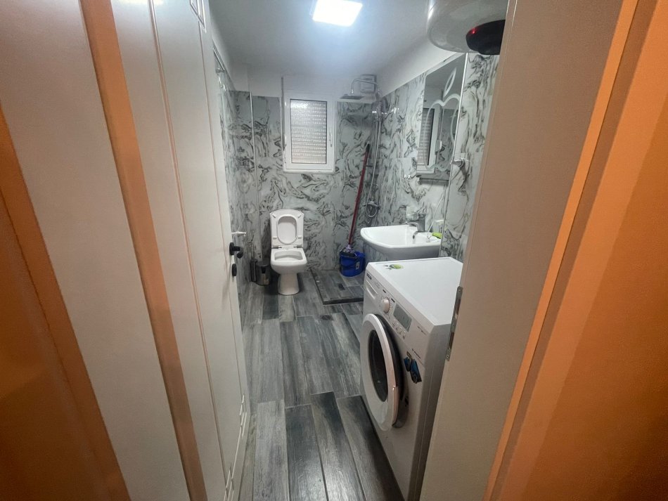 Shitet apartament 1+1 ne qender te Korces