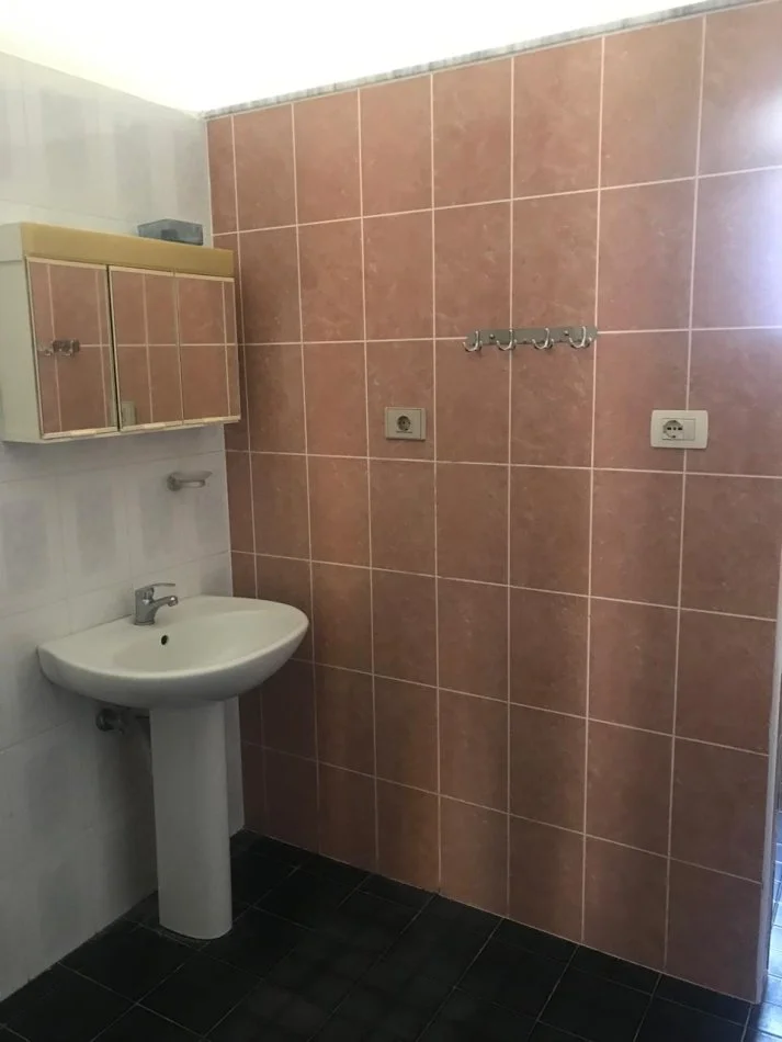 Tirane, jepet me qera apartament 1+1+Aneks Kati 1, 84 m² 330 € (Rruga Ali Pash Tepelena)