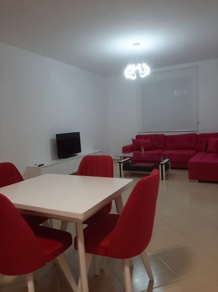 JEPET ME APARTAMENT 1+1  500 € (VLORE LUNGOMARE)