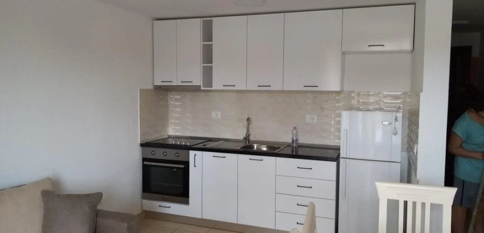 Tirane, jepet me qera apartament 2+1+Ballkon Kati 12, 75 m² 500 € (komuna parisit)