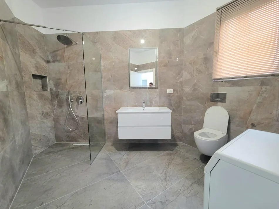 Tirane, jepet me qera shtepi 2+1 Kati 1, 100 m² 600 € (Rruga e Vilave)