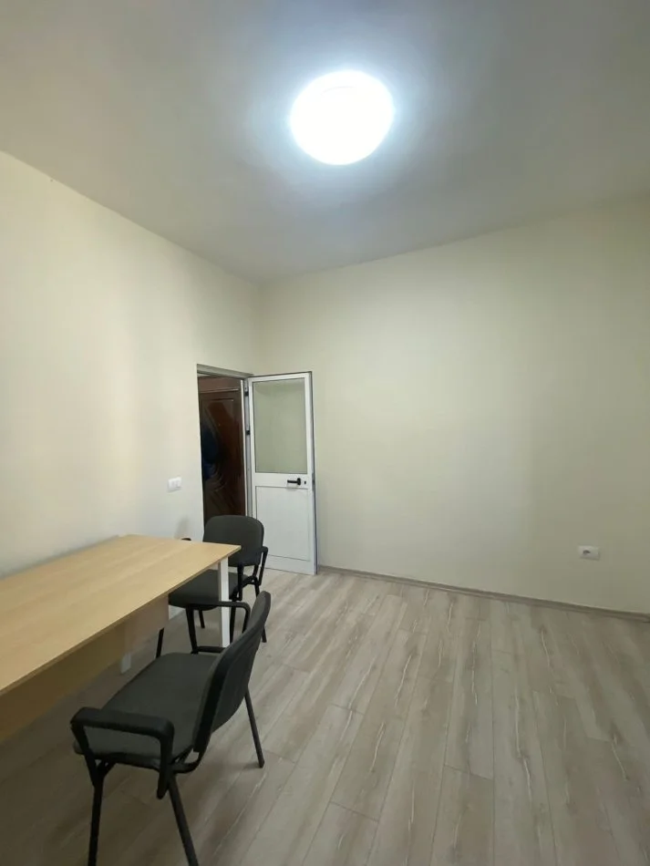 Jepet me qera ambient biznes me bulevard, Durrës