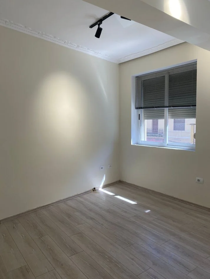 Jepet me qera ambient biznes me bulevard, Durrës