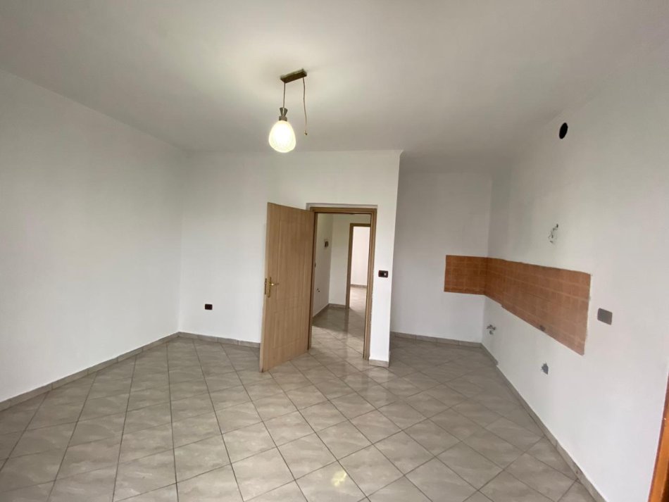 Shitet, Apartament 1+1, në Rrugën Bardhyl, Tiranë
