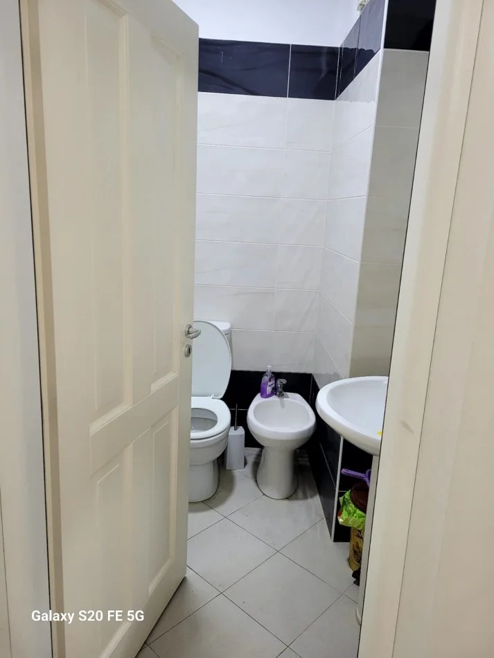 APARTAMENT 1+1 PER SHITJE TEK GJIRI LALZIT! 80 000 EURO