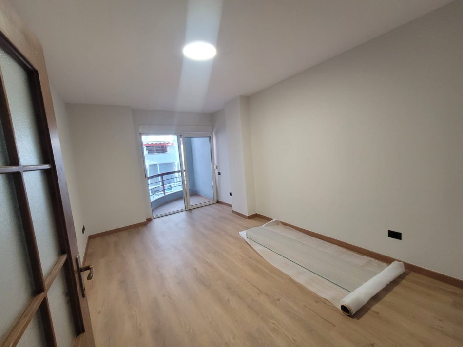 Shitet Apartament