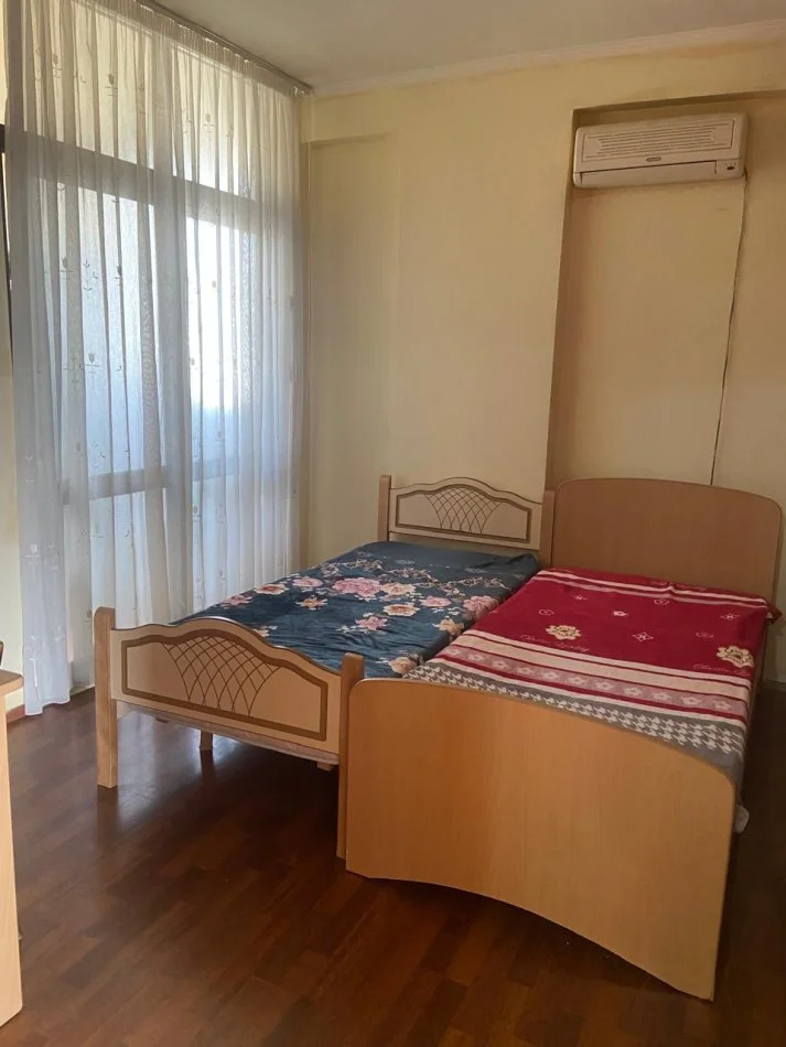 Jepet me Qira Apartament 3+1 tek "Rruga e Kavajes!